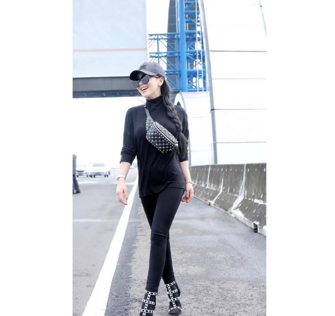 Aksi Syahrini yang Menuai Kontroversi. (Instagram/princessyahrini)