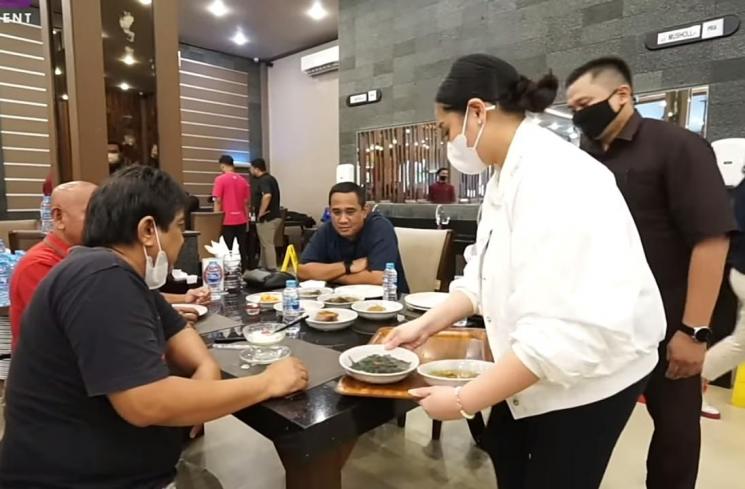 Momen Nagita Slavina Jadi Pelayan Restoran Padang (YouTube/Rans Entertainment)
