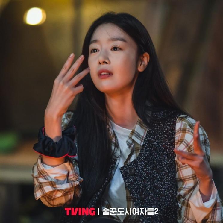Pesona Han Sun Hwa di Work Later Drink Now Season 2 (Instagram/@tving.official)