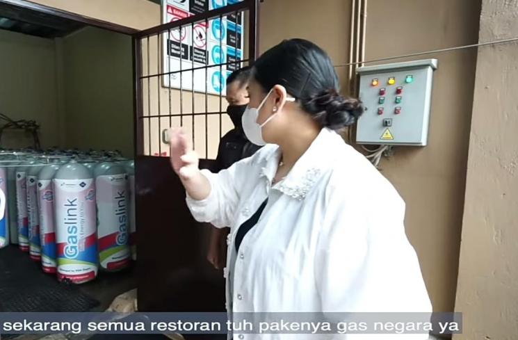 Momen Nagita Slavina Jadi Pelayan Restoran Padang (YouTube/Rans Entertainment)