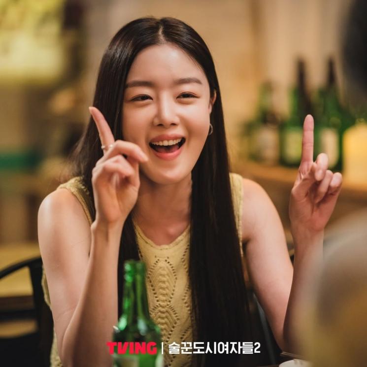 Pesona Han Sun Hwa di Work Later Drink Now Season 2 (Instagram/@tving.official)