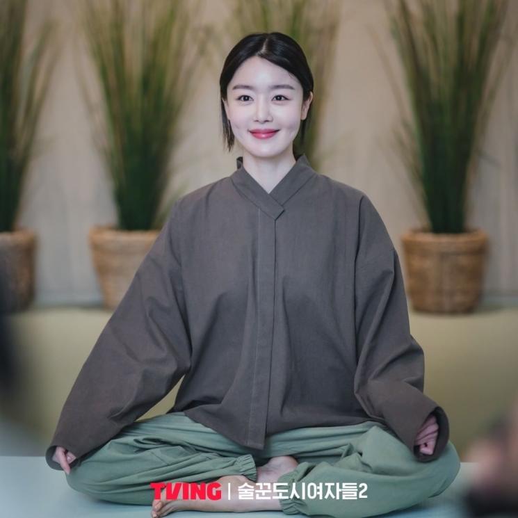 Pesona Han Sun Hwa di Work Later Drink Now Season 2 (Instagram/@tving.official)