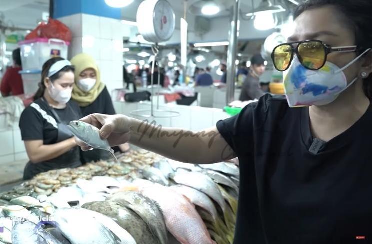 Momen Mayangsari belanja di pasar (YouTube/MAYANGSARI CHANNEL)