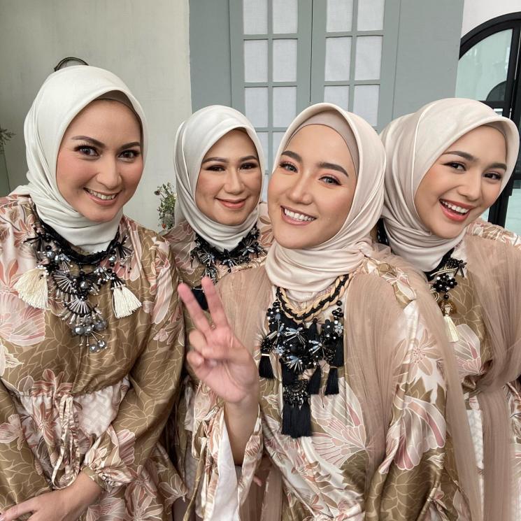 Potret Kompak Citra Kirana Bareng 3 Kakak. (Instagram/@ladyachristina)