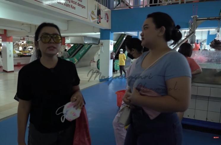 Momen Mayangsari belanja di pasar (YouTube/MAYANGSARI CHANNEL)