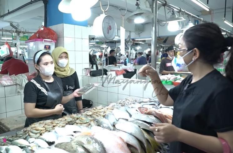 Momen Mayangsari belanja di pasar (YouTube/MAYANGSARI CHANNEL)