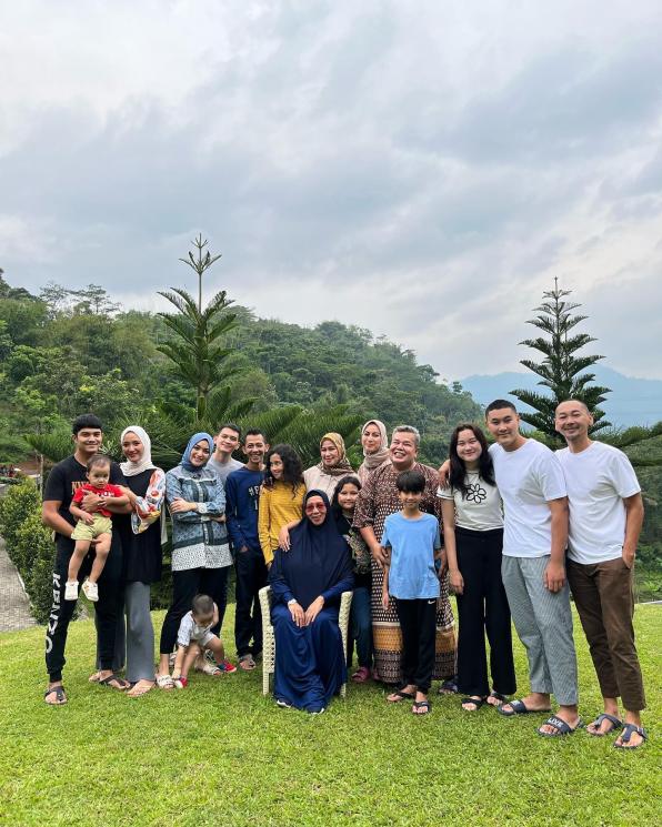 Potret Kompak Citra Kirana Bareng 3 Kakak. (Instagram/@ladyachristina)