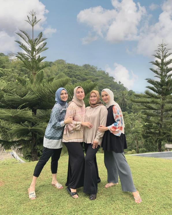Potret Kompak Citra Kirana Bareng 3 Kakak. (Instagram/@ladyachristina)