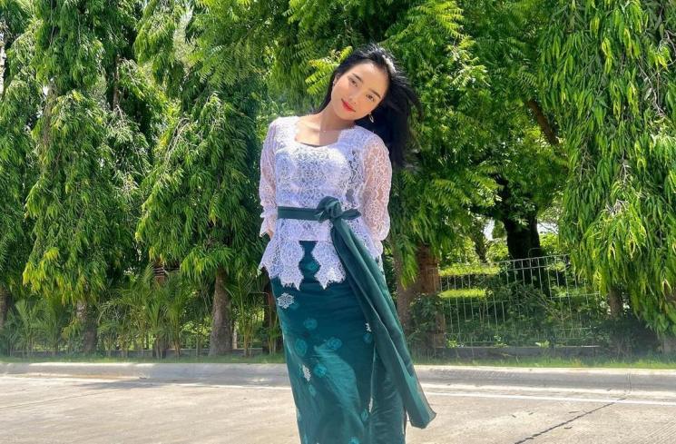 cara Fuji pakai kain kamen tuai kritik (Instagram/@fuji_an)