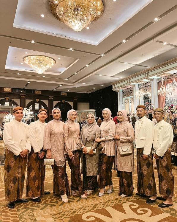Potret Kompak Citra Kirana Bareng 3 Kakak. (Instagram/@ladyachristina)