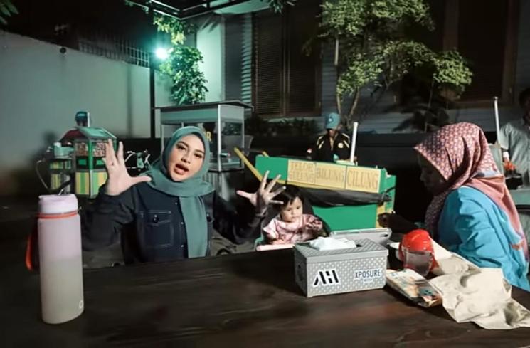Aurel Hermansyah boyong kuliner kaki lima ke rumah (YouTube/Aurelie Atta)