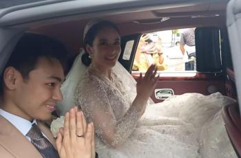 Lepas Gandengan, Cara Rob Clinton Cari Tangan Chelsea Islan di Pernikahan Gemes Banget