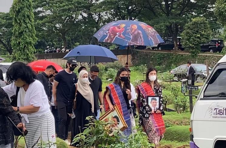 Suasana pemakaman ayah Marsha Aruan, Maruli Asi Budi Aruan di TPU Tanah Kusir, Jakarta, Jumat (9/12/2022). (MataMata.com/Adiyoga Priyambodo)