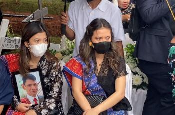 Marsha Aruan Tegar Ditemani El Rumi di Pemakaman sang Ayah