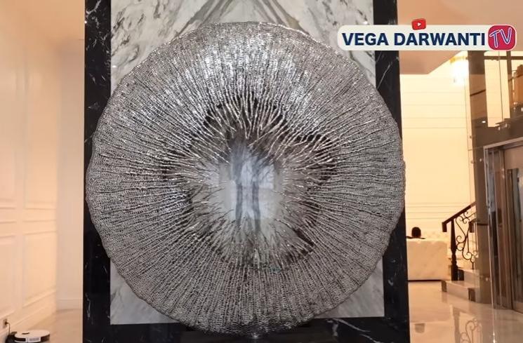 Rumah Eko Patrio (YouTube Vega Darwanti TV)