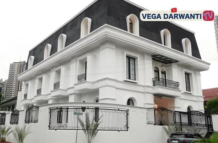 Rumah Eko Patrio (YouTube Vega Darwanti TV)