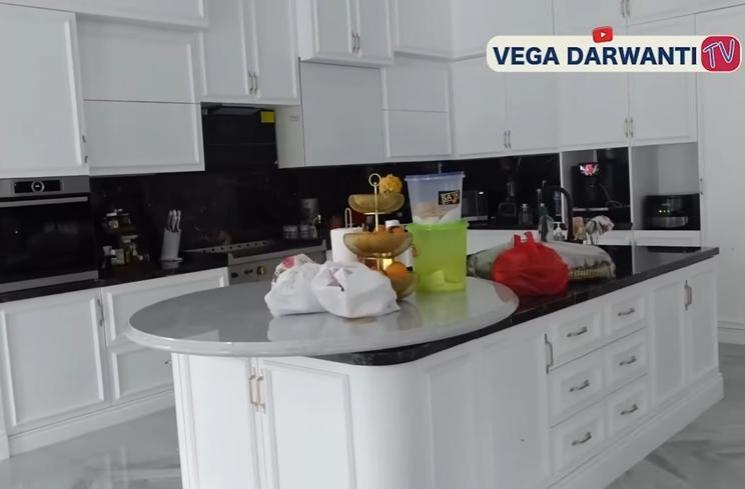 Rumah Eko Patrio (YouTube Vega Darwanti TV)