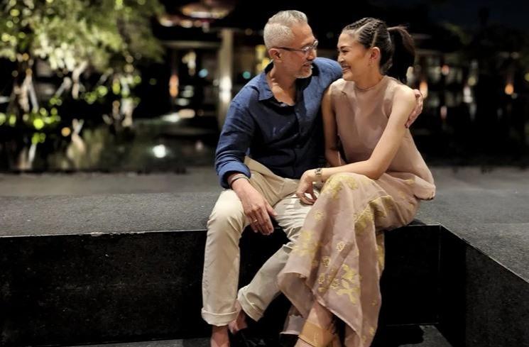 Potret Lukman Sardi bareng istri cantik. (Instagram/@lukmansrd)