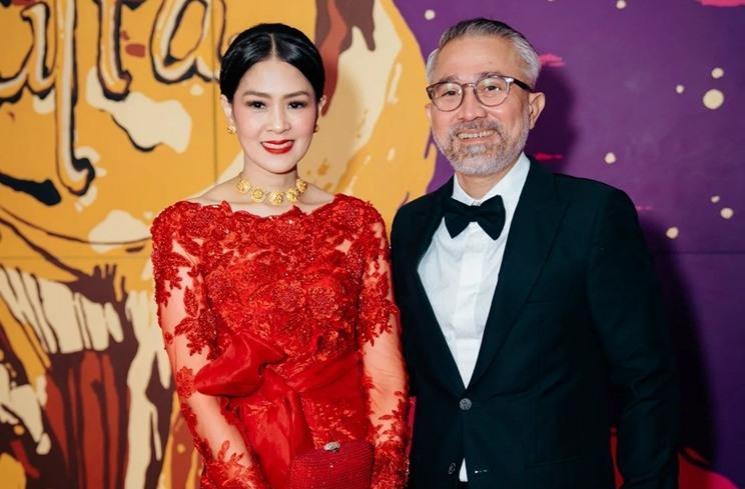 Potret Lukman Sardi bareng istri cantik. (Instagram/@lukmansrd)