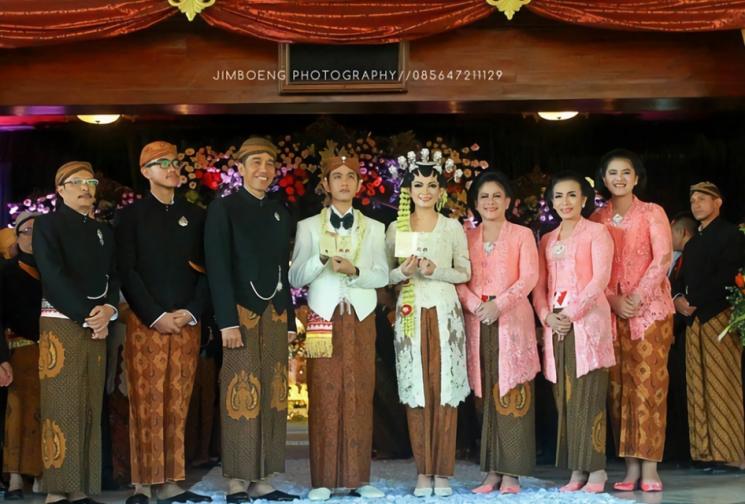 Adu Gaya Selvi Ananda, Kahiyang Ayu, dan Erina Gudono saat Akad Nikah. (Instagram/jimboeng_photography)