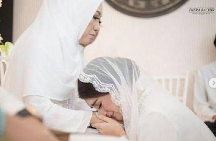 Potret Artis Jalani Sungkeman Jelang Nikah (Instagram/_irishbella_)