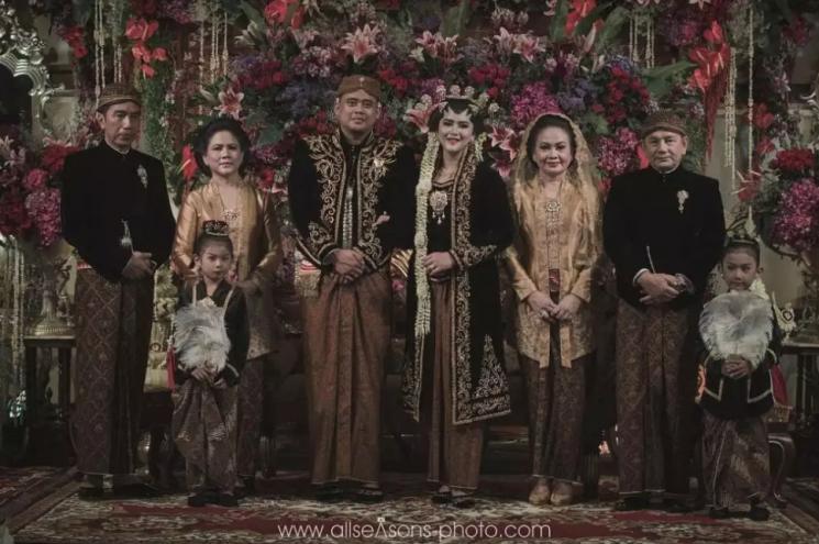 Adu Gaya Selvi Ananda, Kahiyang Ayu, dan Erina Gudono saat Akad Nikah. (Instagram/jimboeng_photography)