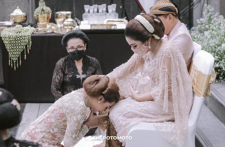 Potret Artis Jalani Sungkeman Jelang Nikah(Instagram/@aurelie.hermansyah)