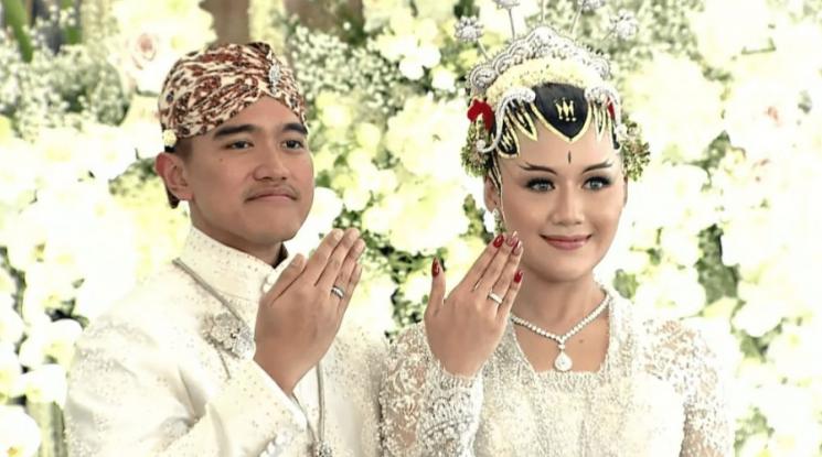 Adu Gaya Selvi Ananda, Kahiyang Ayu, dan Erina Gudono saat Akad Nikah. (Instagram/jimboeng_photography)