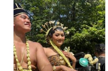 Tebar Benda Kecil dari Kereta Selama Kirab, Kaesang dan Erina Ternyata Bagikan Uang Rp50 Ribu ke Warga