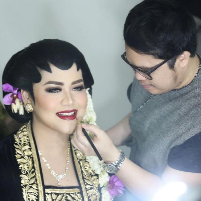 Adu Gaya Selvi Ananda, Kahiyang Ayu, dan Erina Gudono saat Akad Nikah. (Instagram/jimboeng_photography)