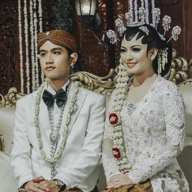 Adu Gaya Selvi Ananda, Kahiyang Ayu, dan Erina Gudono saat Akad Nikah. (Instagram/jimboeng_photography)