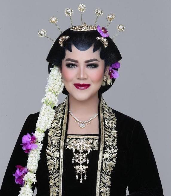 Adu Gaya Selvi Ananda, Kahiyang Ayu, dan Erina Gudono saat Akad Nikah. (Instagram/jimboeng_photography)