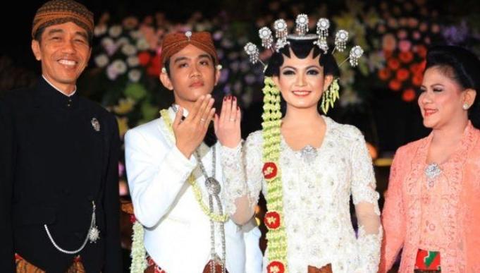 Adu Gaya Selvi Ananda, Kahiyang Ayu, dan Erina Gudono saat Akad Nikah. (Instagram/jimboeng_photography)