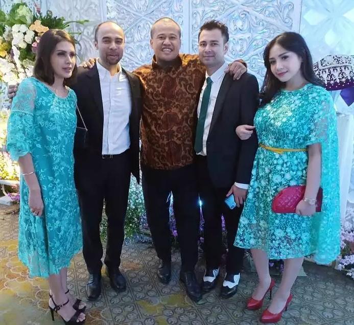 Gaya Nagita Slavina saat Kondangan (Instagram/raffinagita1717)