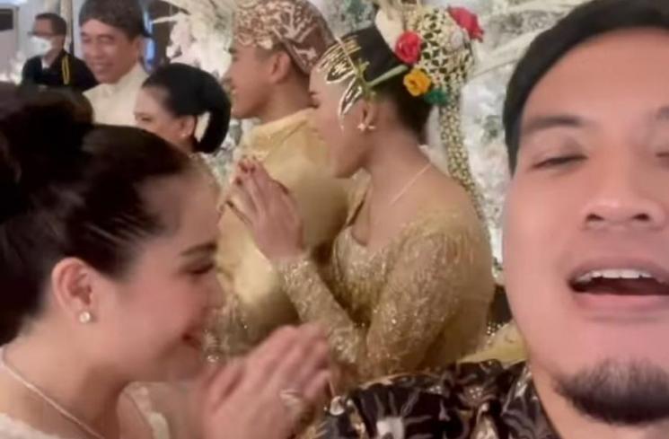 Desta datang ke pernikahan Kaesang Pangarep dan Erina Gudono. (Instagram/desta80s)