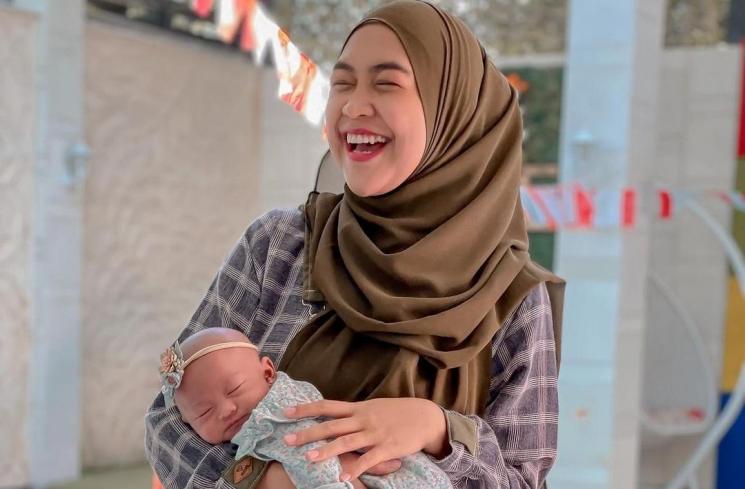 Artis Indonesia Melahirkan di Tahun 2022 (Instagram/@riaricis1795)