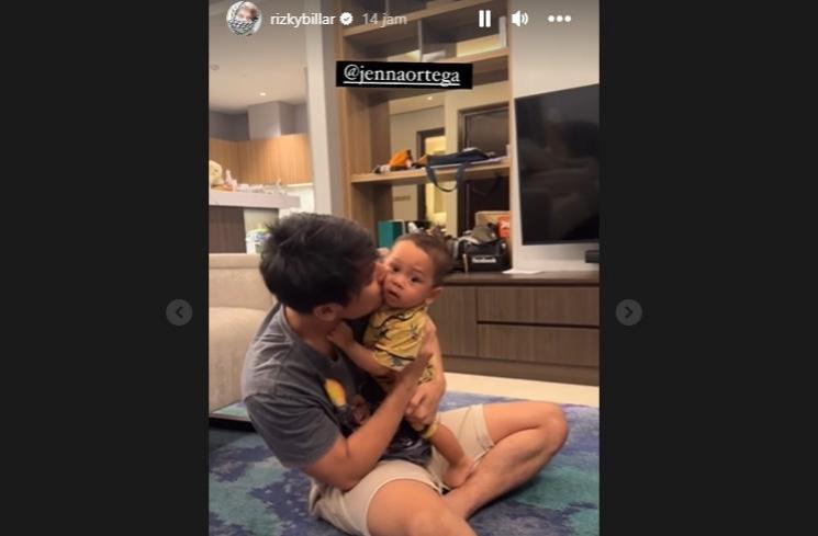 Potret Baby Leslar Lancar Berjalan (Instagram/@rizkybillar)