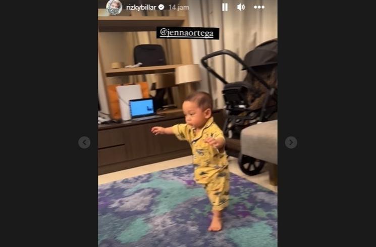 Potret Baby Leslar Lancar Berjalan (Instagram/@rizkybillar)
