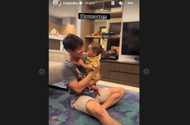 Potret Baby Leslar Lancar Berjalan (Instagram/@rizkybillar)