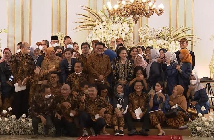 Potret Ibu Iriana Mendadak Reunian di Pelaminan (YouTube Presiden Joko Widodo)