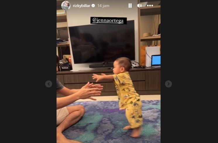 Potret Baby Leslar Lancar Berjalan (Instagram/@rizkybillar)