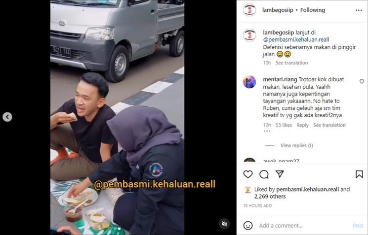 Ruben Onsu makan di trotoar. (Instagram/@lambegosiip)