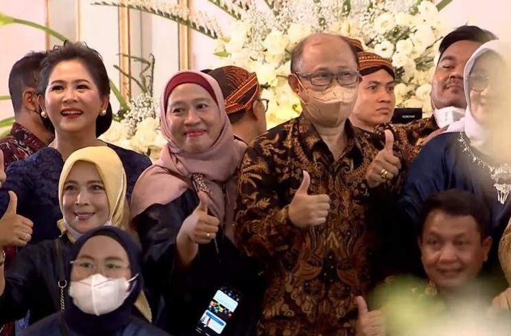 Potret Ibu Iriana Mendadak Reunian di Pelaminan (YouTube Presiden Joko Widodo)
