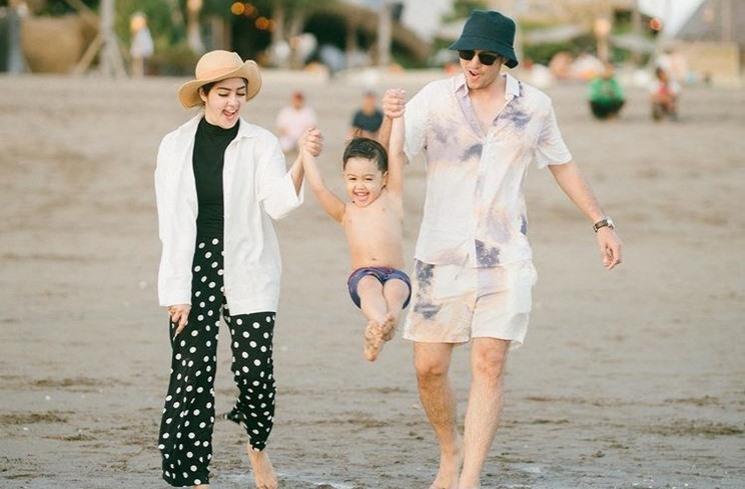 Potret Rifky Balweel Liburan di Bali. (Instagram/bibyalraen13)