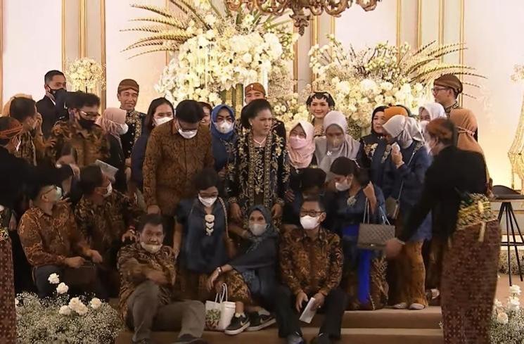 Potret Ibu Iriana Mendadak Reunian di Pelaminan (YouTube Presiden Joko Widodo)