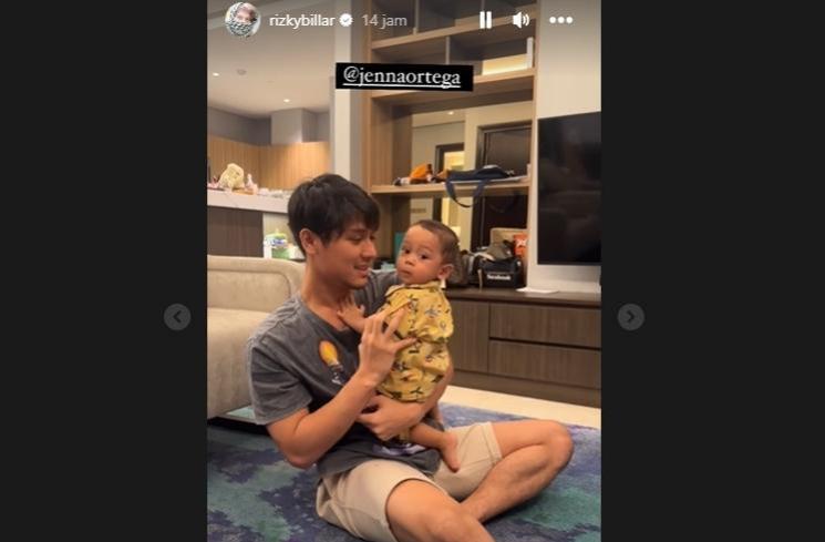 Potret Baby Leslar Lancar Berjalan (Instagram/@rizkybillar)