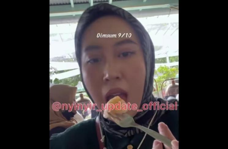 emak-emak ini jajal seluruh kuliner hidangan pernikahan Kaesang dan Erina (Instagram/@insta_julid)