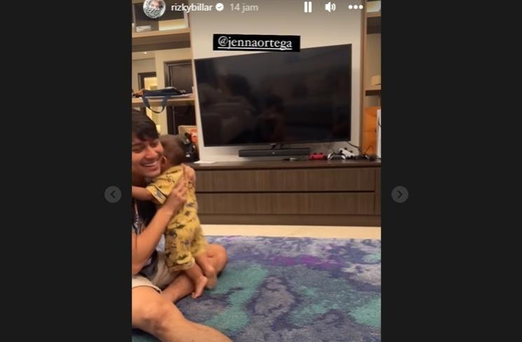 Potret Baby Leslar Lancar Berjalan (Instagram/@rizkybillar)