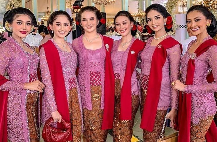 Momen Finalis Puteri Indonesia Jadi Bridesmaid Erina Gudono. (Instagram/ginasinaga)
