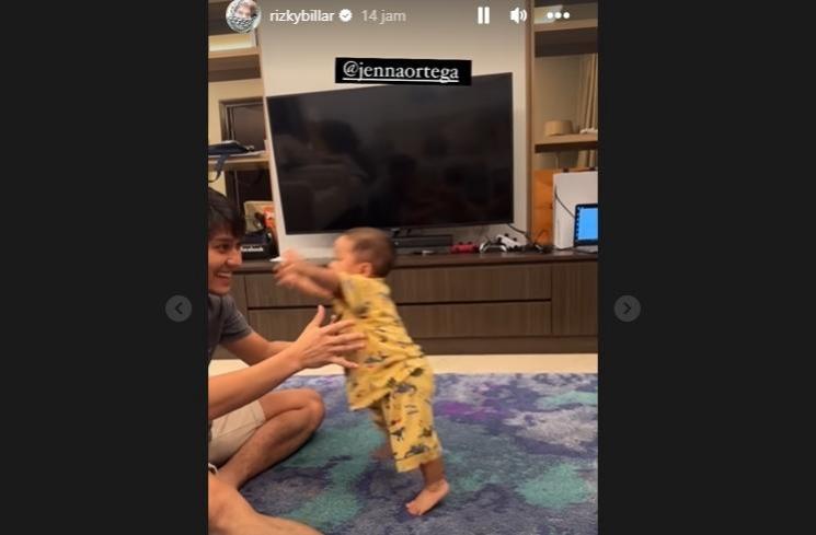 Potret Baby Leslar Lancar Berjalan (Instagram/@rizkybillar)